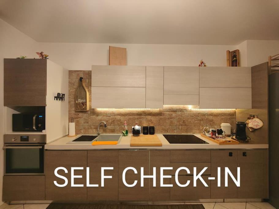 "Come A Casa" - Appartamento Gigi - Self Check In - Ospedale Humanitas - Forum Assago - Tram15 Rozzano Exterior photo